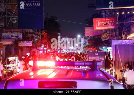 Bangkok, Thaïlande.06e novembre 2021.Après 9 heures, des policiers ont appliqué la loi pour permettre la vente et la consommation de boissons alcoolisées dans les restaurants du chemin Khao San, selon l'annonce de la BMA.Pour empêcher la propagation de COVID-19.(Photo par Edirach Toumlamoon/Pacific Press) crédit: Pacific Press Media production Corp./Alay Live News Banque D'Images