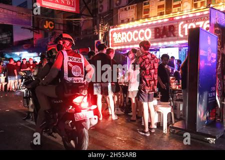 Bangkok, Thaïlande.06e novembre 2021.Après 9 heures, des policiers ont appliqué la loi pour permettre la vente et la consommation de boissons alcoolisées dans les restaurants du chemin Khao San, selon l'annonce de la BMA.Pour empêcher la propagation de COVID-19.(Photo par Edirach Toumlamoon/Pacific Press) crédit: Pacific Press Media production Corp./Alay Live News Banque D'Images