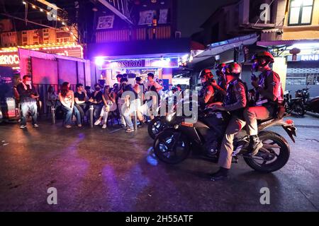 Bangkok, Thaïlande.06e novembre 2021.Après 9 heures, des policiers ont appliqué la loi pour permettre la vente et la consommation de boissons alcoolisées dans les restaurants du chemin Khao San, selon l'annonce de la BMA.Pour empêcher la propagation de COVID-19.(Photo par Edirach Toumlamoon/Pacific Press) crédit: Pacific Press Media production Corp./Alay Live News Banque D'Images