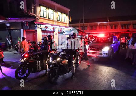 Bangkok, Thaïlande.06e novembre 2021.Après 9 heures, des policiers ont appliqué la loi pour permettre la vente et la consommation de boissons alcoolisées dans les restaurants du chemin Khao San, selon l'annonce de la BMA.Pour empêcher la propagation de COVID-19.(Photo par Edirach Toumlamoon/Pacific Press) crédit: Pacific Press Media production Corp./Alay Live News Banque D'Images