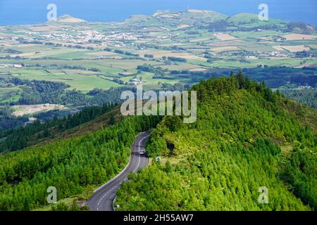 route sinueuse sur l'île des açores sao miguel Banque D'Images