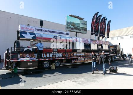 Dallas, Texas, États-Unis.6 novembre 2021.Un gros camion avec équipement de barbecue est vu aux Championnats du monde de l'alimentation à Dallas, Texas, les États-Unis le 6 novembre 2021.Les Championnats du monde de l'alimentation se tiennent ici du 5 au 9 novembre, attirant plus de 1,500 concurrents, se disputant pour un prix total de 300,000 dollars américains.Crédit : Dan Tian/Xinhua/Alay Live News Banque D'Images