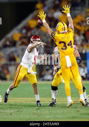 Tempe, Arizona, États-Unis.6 novembre 2021.Le quarterback Kedon Slovis (9) des chevaux de Troie USC est soumis à des pressions dans la seconde moitié entre l'université de Californie du Sud et les Sun Devils de l'État d'Arizona au stade Sun Devil de Tempe, en Arizona.Michael Cazares/Cal Sport Media.Crédit : csm/Alay Live News Banque D'Images