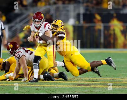 Tempe, Arizona, États-Unis.6 novembre 2021.Le quarterback Jaxson Dart (2) de l'USC Trojans est attaqué dans le backfield dans la seconde moitié entre l'Université de Californie du Sud et l'Arizona State Sun Devils au Sun Devil Stadium à Tempe, Arizona.Michael Cazares/Cal Sport Media.Crédit : csm/Alay Live News Banque D'Images