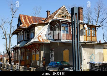 Zakopane, Pologne - 22 mars 2018 : le bâtiment en bois, qui semble négligé, remonte aux alentours de 1896.Dans le passé, le bâtiment était le Banque D'Images