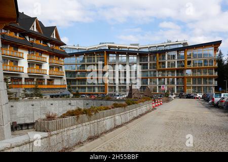 Zakopane, Pologne - 24 mars 2018: Grands et modernes bâtiments d'hôtel, qui ont été conçus pour un grand nombre de clients.L'hôtel est situé sur le Banque D'Images