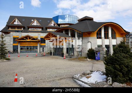 Zakopane, Pologne - 24 mars 2018 : l'entrée principale de l'hôtel, conçue pour un grand nombre de clients.Le design moderne est caractéristique Banque D'Images