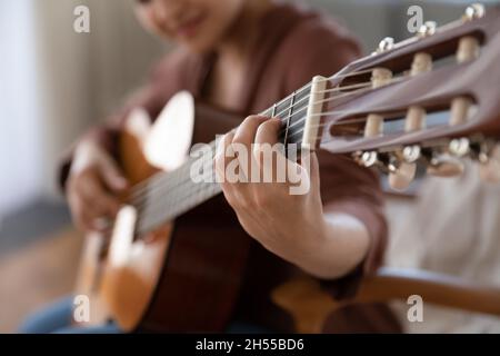 Gros plan coupe courte femme jouer guitare Banque D'Images