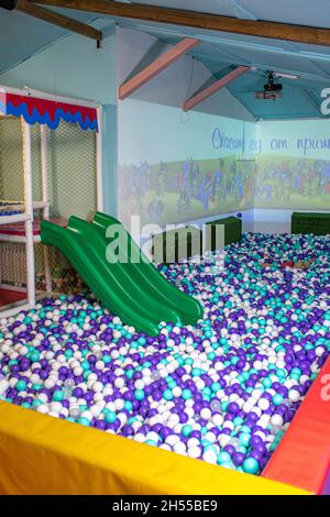 toboggan pour enfants sur l'aire de jeux. Banque D'Images