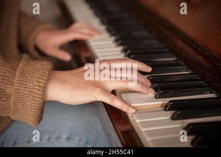 Gros plan des mains de femmes jouant du piano. Banque D'Images