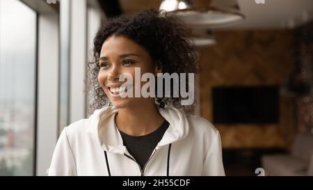 Bonne jeune femme afro-américaine à la recherche de distance. Banque D'Images