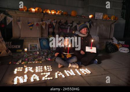 Londres, Royaume-Uni.05ème novembre 2021.Richard Ratcliffe et sa fille Gabriella tiennent une veillée aux chandelles devant le Foreign Office pour leur femme et mère Nazanin Zaghari-Ratcliffe, qui est détenue en Iran depuis 2016, et qui est emprisonnée pour avoir fomenté des complots pour renverser le gouvernement iranien.Crédit : SOPA Images Limited/Alamy Live News Banque D'Images