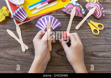 Instructions, étape 5.Jouet de Thanksgiving stics marionnettes dinde sur table en bois.Fait à la main.Projet de créativité, d'artisanat, d'artisanat pour les enfants. Banque D'Images