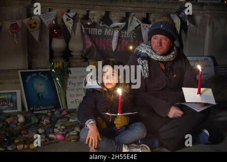 Londres, Royaume-Uni.05ème novembre 2021.Richard Ratcliffe et sa fille Gabriella tiennent une veillée aux chandelles devant le Foreign Office pour leur femme et mère Nazanin Zaghari-Ratcliffe, qui est détenue en Iran depuis 2016, et qui est emprisonnée pour avoir fomenté des complots pour renverser le gouvernement iranien.(Photo de Martin Pope/SOPA Images/Sipa USA) crédit: SIPA USA/Alay Live News Banque D'Images