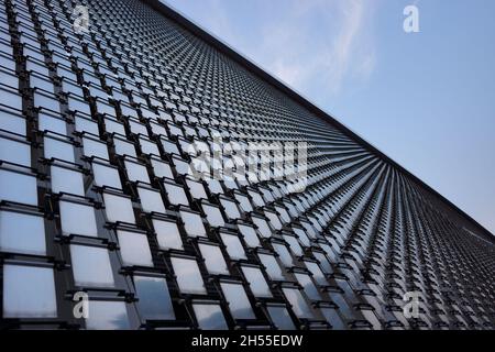 Gros plan de l'hôtel Marina Bay Sands mur extérieur contemporain Wind Arbor par Ned Kahn et Moshe Safdie avec fond ciel bleu clair.Personne. Banque D'Images