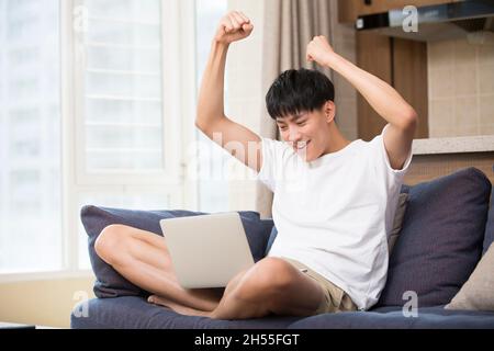 Jeune et beau homme applaudissait Banque D'Images