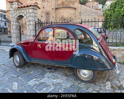 Macédoine, Ohrid - 31 août 2021: Citroën 2 cv car vraisemblablement de production yougoslave Banque D'Images