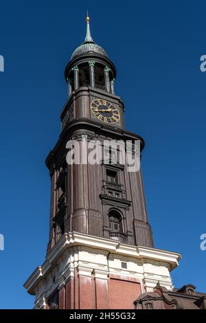 Tour de l'église Saint-Michel, Hambourg, Allemagne, (allemand : Hauptkirche Sankt Michaelis, appelé couramment Michel) est l'un des cinq m luthériens de Hambourg Banque D'Images