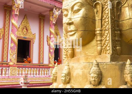 Jeune moine lisant un livre sur le porche du temple Banque D'Images