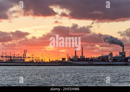 Hook of Holland, The Nethelrands, 5 novembre 2021 : ciel enflammé juste après le coucher du soleil au-dessus des zones industrielles d'europoort et de Maasvlakte et Nieuwe Waterweg ca Banque D'Images