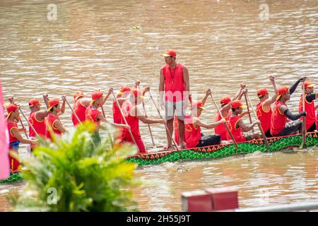 Les agriculteurs Khmers participant au festival traditionnel des courses de bateaux des ONG sur le fleuve Maspero Banque D'Images