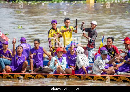 Les agriculteurs Khmers participant au festival traditionnel des courses de bateaux des ONG sur le fleuve Maspero Banque D'Images