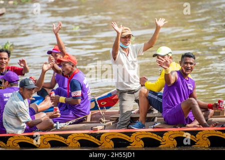 Les agriculteurs Khmers participant au festival traditionnel des courses de bateaux des ONG sur le fleuve Maspero Banque D'Images