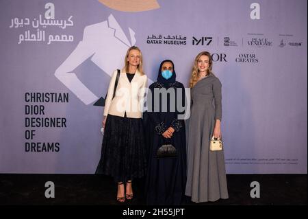 L-R : Directeur français et vice-président exécutif de Louis Vuitton, Delphine Arnault, Qatarâs Sheikha Al-Mayassa bint Hamad Al Thani et le modèle russe Natalia Vodianova, également connu sous le nom de Supernova, arrivent à l'exposition âDior Designer of Dreamsâ, au centre M7, à Doha, Qatar, le 5 novembre,2021. Photo de Balkis Press/ABACAPRESS.COM Banque D'Images