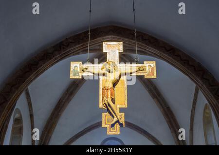 Une église catholique et Jésus-Christ sur le concept de la religion catholique crucifix.Santa María de la Oliva, Villaviciosa, Asturies Banque D'Images