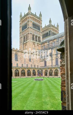 Les tours jumelles à l'extrémité ouest de la cathédrale de Durham, en Angleterre, comme vu de l'autre côté des cloîtres. Banque D'Images