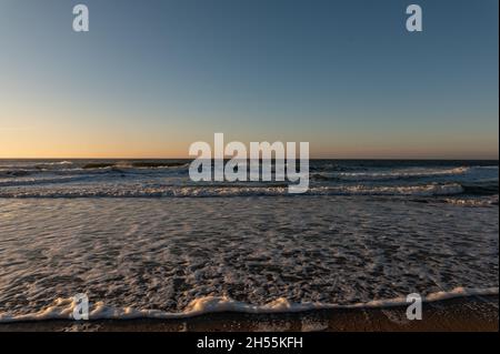 Coucher de soleil sur la plage avec un éclairage brillant Banque D'Images