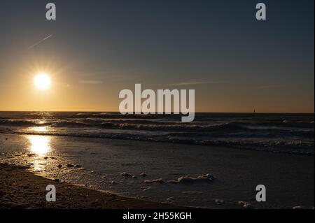 Coucher de soleil sur la plage avec un éclairage brillant Banque D'Images