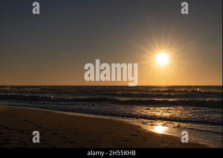 Coucher de soleil sur la plage avec un éclairage brillant Banque D'Images