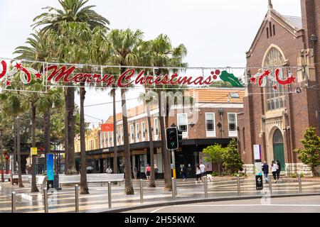 Manly Beach, banlieue de Sydney, a suspendu les décorations de Noël début novembre pour lever le confinement de l'après-spectacle Spirit Covid 19, Sydney, Nouvelle-Galles du Sud, Australie Banque D'Images
