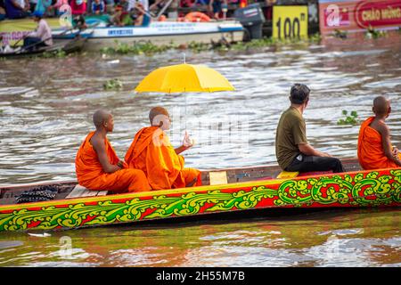 Les agriculteurs Khmers participant au festival traditionnel des courses de bateaux des ONG sur le fleuve Maspero Banque D'Images