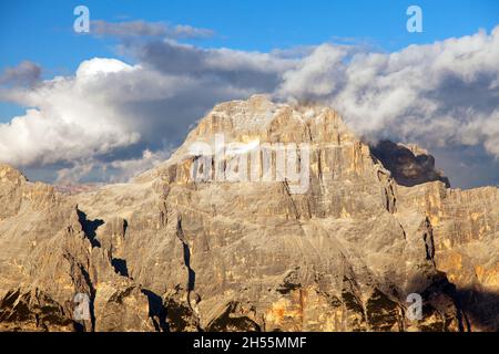 Vue en soirée du gruppo del Sorapis avec beau ciel nuageux, Tyrol du Sud, Alpes dolomites montagnes, Italie Banque D'Images