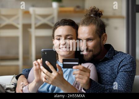 Collage amoureux couple shopping en ligne dans le téléphone portable. Banque D'Images
