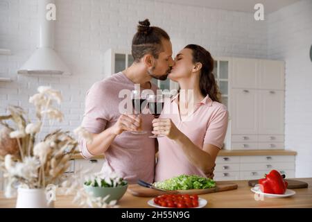 Couple amoureux heureux s'embrassant, passant du temps romantique à la maison. Banque D'Images