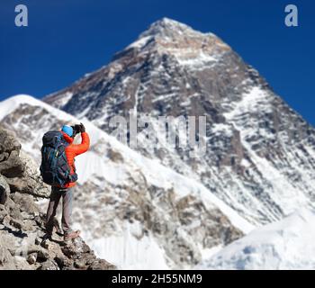 Vue sur le mont Everest 8848m de Kala Patthar avec touriste sur le chemin du camp de base de l'Everest, parc national de Sagarmatha, vallée de Khumbu, Solukhumbu, Népal Banque D'Images