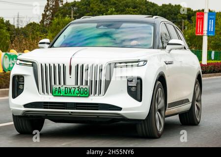 Un Hongqi électrique E-HS9 conduit à Shanghai, en Chine. Banque D'Images