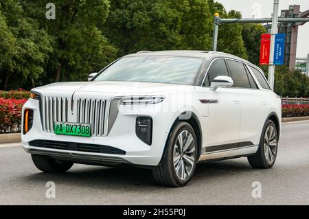 Un Hongqi électrique E-HS9 conduit à Shanghai, en Chine. Banque D'Images