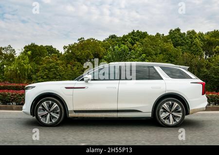 Un Hongqi électrique E-HS9 conduit à Shanghai, en Chine. Banque D'Images