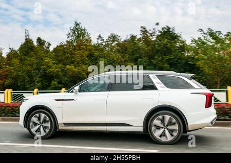 Un Hongqi électrique E-HS9 conduit à Shanghai, en Chine. Banque D'Images