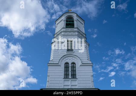 Beffroi contre le ciel bleu.Monastère Alexandre-Svirsky, Russie.Vue avant. Banque D'Images