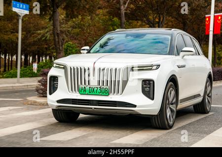 Un Hongqi électrique E-HS9 conduit à Shanghai, en Chine. Banque D'Images