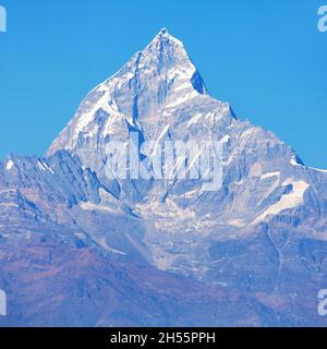 Vue de couleur bleue du mont Machhapuchhre, région d'Annapurna, montagnes de l'himalaya du Népal Banque D'Images