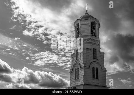 Beffroi contre le ciel bleu.Monastère Alexandre-Svirsky, Russie.Vue latérale.Noir et blanc. Banque D'Images