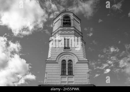 Beffroi contre le ciel bleu.Monastère Alexandre-Svirsky, Russie.Vue avant.Noir et blanc. Banque D'Images