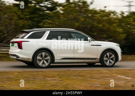 Un Hongqi électrique E-HS9 conduit à Shanghai, en Chine. Banque D'Images