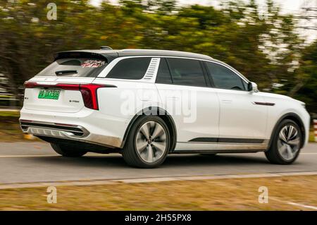 Un Hongqi électrique E-HS9 conduit à Shanghai, en Chine. Banque D'Images